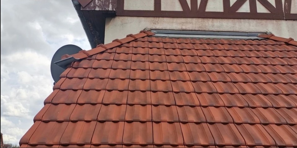 Toiture démoussée et traitée, résultat avant après, Ferrette, Sundgau